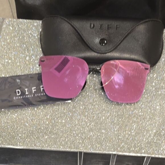 Diff Eyewear Bella-V Sunglasses- Matte Black/Pink Mirrored - Picture 12 of 12
